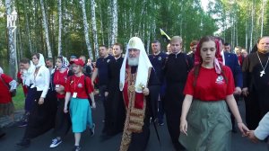 Патриарх Кирилл возглавил стотысячный крестный ход от Храма на Крови до монастыря на Ганиной Яме