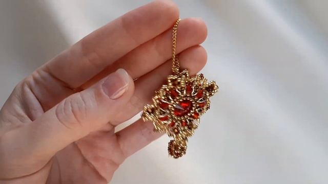 Красно-золотой кулон из бисера с кристаллами Сваровски смотреть онлайн
