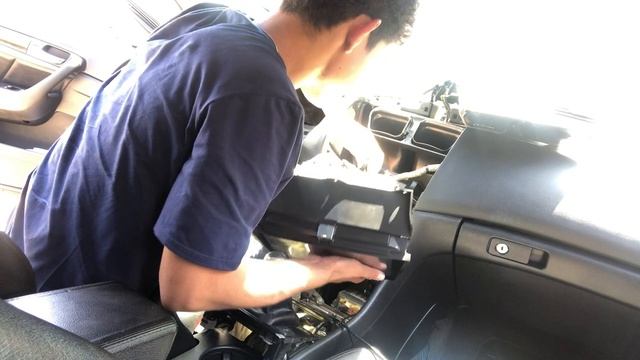 Removing Radio from 2006 Honda Accord смотреть онлайн