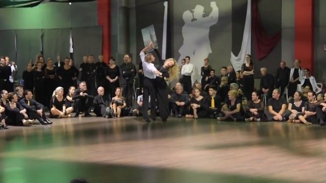 Learn how to dance basic Slow Foxtrot from Mirko Gozzoli and Edita Daniute смотреть онлайн