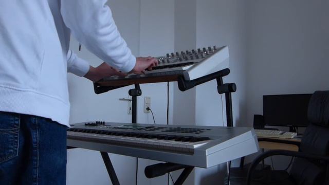 Downbeat-Track with Yamaha MO Drums and Virus TI in Multimode смотреть онлайн