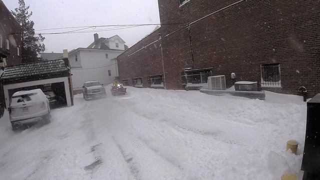 Polaris Sportsman Touring 1000 plowing with Boss V. смотреть онлайн