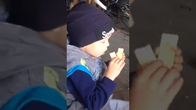 Вот как надо кушать вафли!