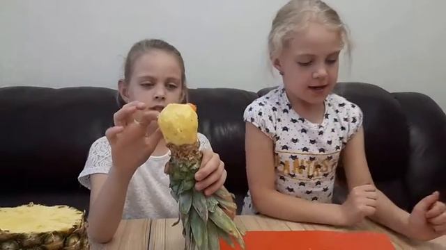 Как красиво нарезать ананас.How beautiful pineapple cut смотреть онлайн