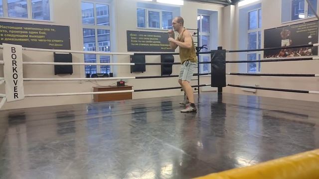 Тренировка в боксерском зале. Разминка, бой с тенью, упражнение 2 смотреть онлайн