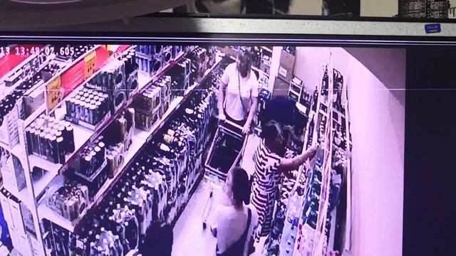 Полиция ищет похитительниц напитков и продуктов из магазина в Гидростроителе смотреть онлайн