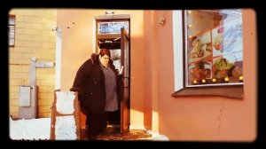 Шаверма _ шаурма толстушка кушает в кафе