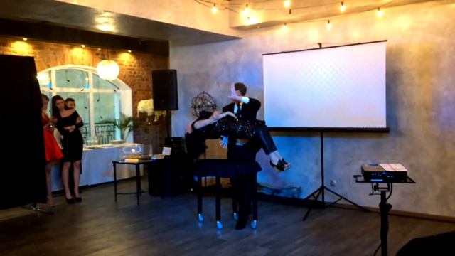 Фокусник СПб левитация певицы Афины смотреть онлайн