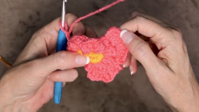 LEFT HANDED Crochet ? Hibiscus 3D Flower Granny Square ? BloomScape CAL Part 12 смотреть онлайн