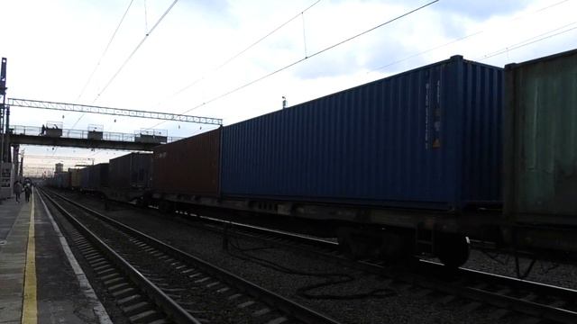 ВЛ10К-1684 с контейнерным грузовым поездом следует через станцию Тюмень