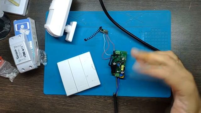 Светодиодная полоса в натяжной потолок своими руками из .... и палок!!! смотреть онлайн