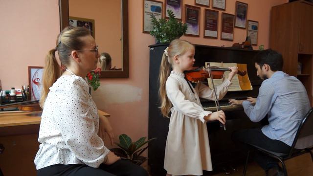 Огородникова Милана исполняет пьесу 