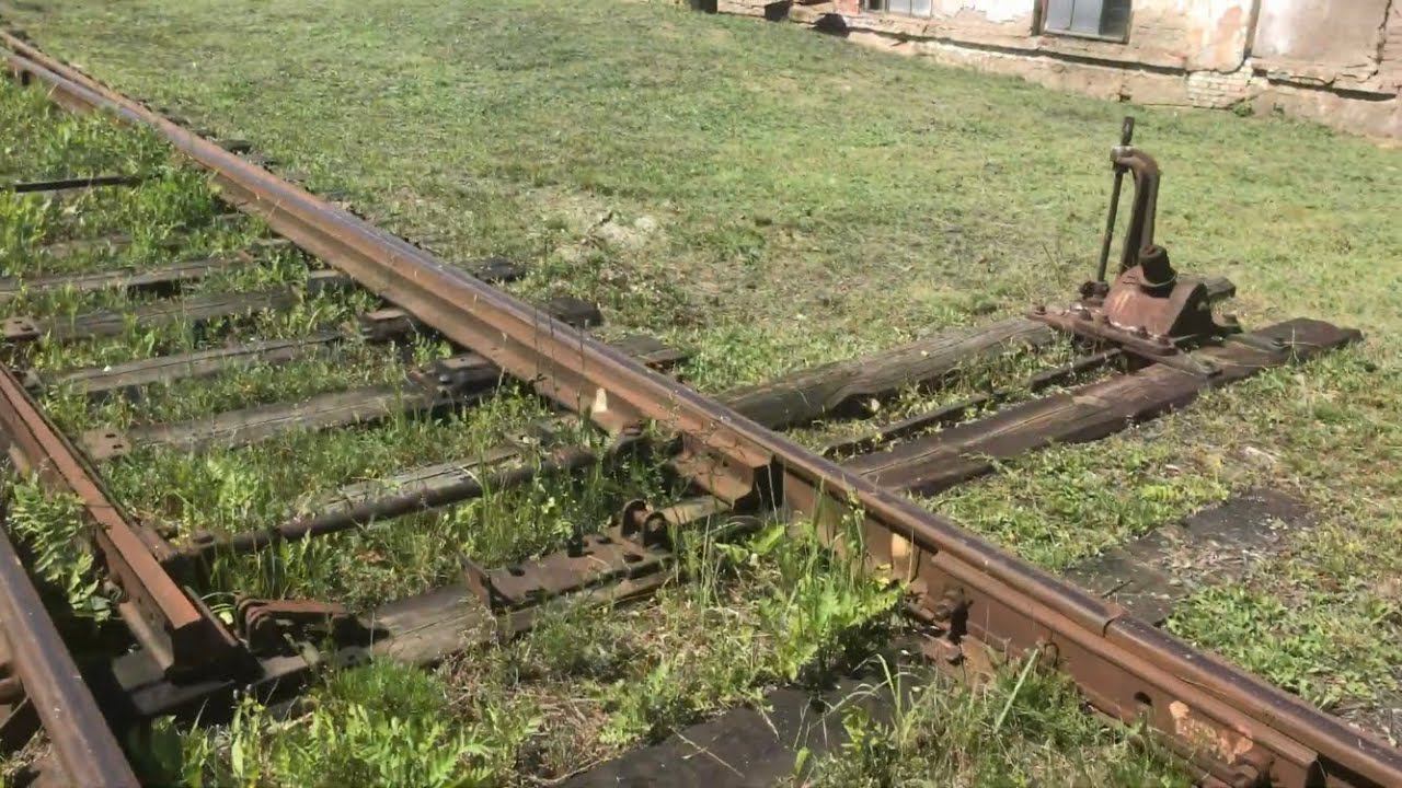Рельсовые скрепления со шпалами и железнодорожная стрелка смотреть онлайн
