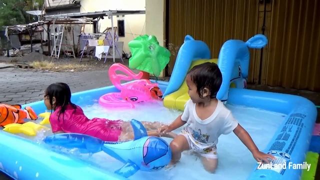 Surprise KOLAM RENANG PEROSOTAN Balon Karakter Ikan, Kids Playing Swimming Pool смотреть онлайн
