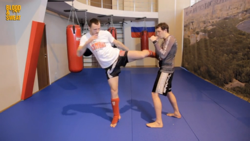 Муйа тай. Круговые удары ногами. Александр Суржко. смотреть онлайн