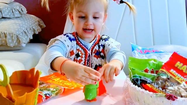 Поющая сова DigiOwls,открываем подарки и конфеты,качели в торговом центре и огромная колбаса. смотреть онлайн