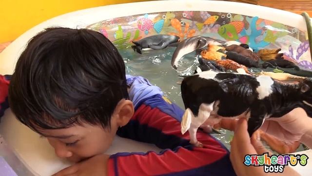 100 ANIMALS swimming in the pool! Skyheart plays with animal toys for kids mojo planet смотреть онлайн
