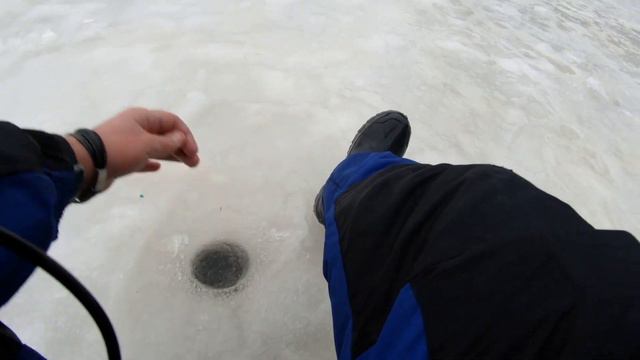 КЛЮЕТ С ПЕРВОЙ ЛУНКИ! Зимняя рыбалка по первому льду смотреть онлайн