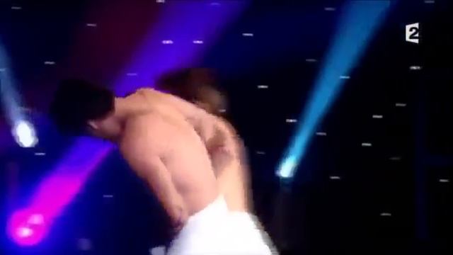 Смелые французские мужчины поздравляют всех женщин с международным женским днём! смотреть онлайн