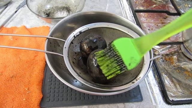 Как покрасить пасхальные яйца в черный цвет ?