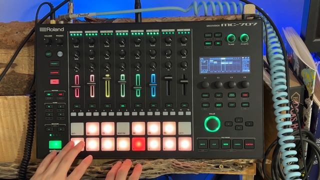 Vocal Looper Demo on Roland MC707 | Recording vocals into the 707 смотреть онлайн