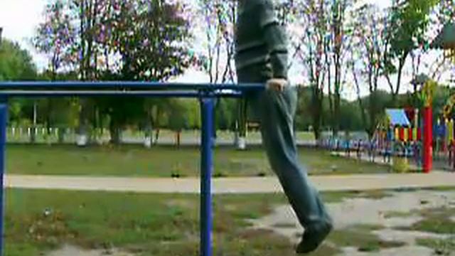 Брусья. Высота брусьев - 2 метра. Ширина грифов около метра. 12 раз. 37 лет. Кипинг. смотреть онлайн