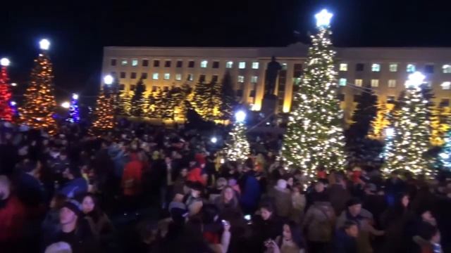 Главную ёлку зажгли в Ставрополе смотреть онлайн