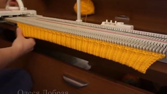 Вяжем шапочку с косами на машинке. Часть1. смотреть онлайн