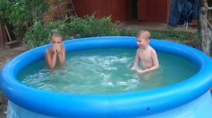 три мальчика купаются в бассейне на нас на даче 2