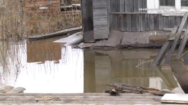 В Ревде затопило улицу Декабристов смотреть онлайн
