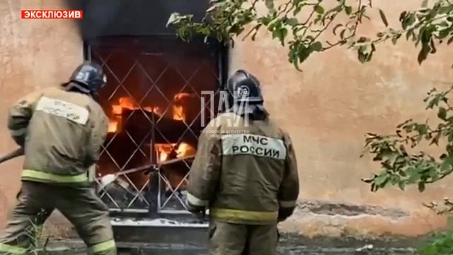 Эксклюзивное видео. Швейная фабрика горит в Опочке. смотреть онлайн