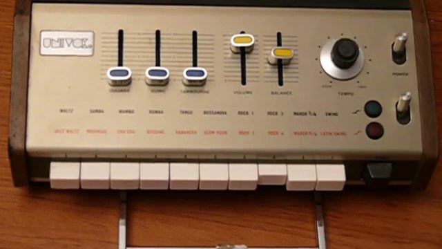 Vintage Univox SR-95 Analog Drum Machine смотреть онлайн