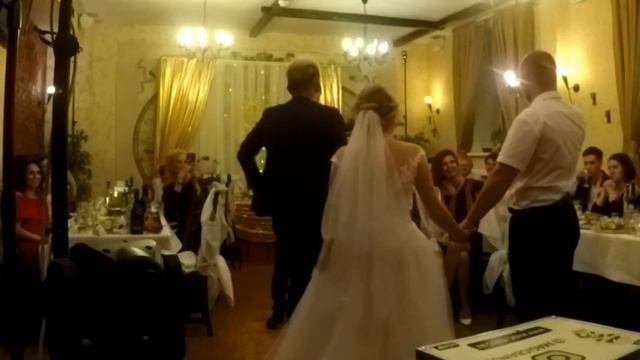 Искра между влюбленными зажгла лампочку)) смотреть онлайн