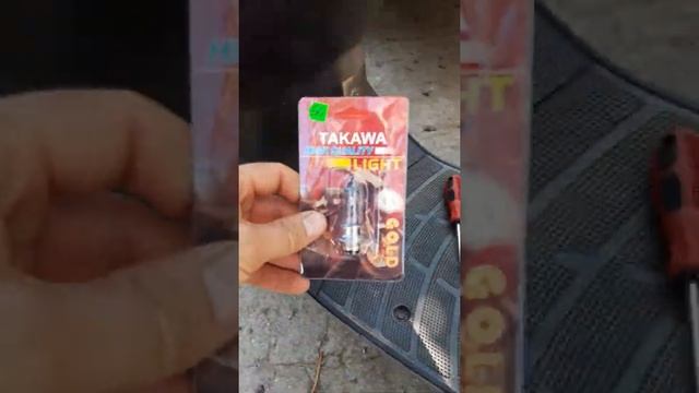 Как заменить лампочку?фары на скутере ?