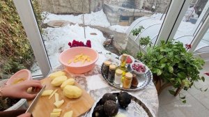 The girl lives alone in the mountain | Cooking local dinner