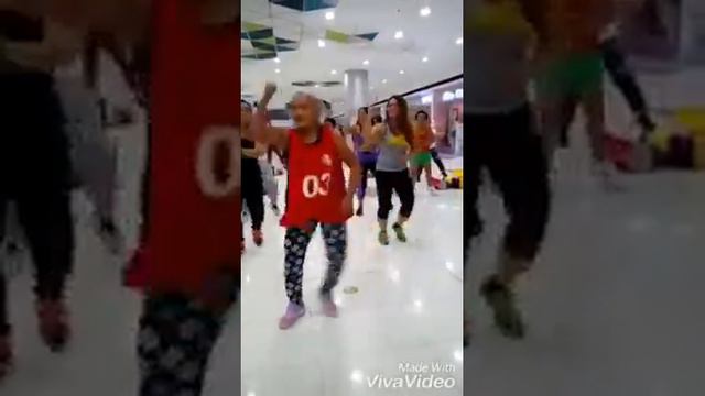 Люди танцуют смотреть онлайн