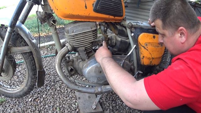 ЗАПУСК ДРЕВНЕГО МОТОЦИКЛА ИЖ ПЛАНЕТА 4 НАЙДЕННОЙ В САРАЕ!!! смотреть онлайн