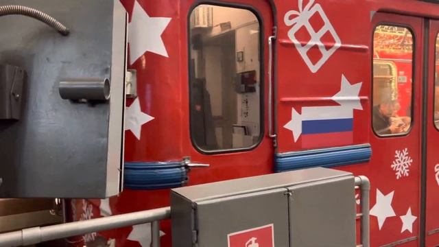 ❄️ЮРА В КАБИНЕТЕ МАШИНИСТА! Новогодний еж-3 уезжает со станции Кузьминки[2023] смотреть онлайн