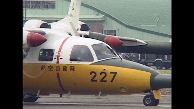 静浜名物！MU-2SとUH60の空前絶後な至近距離の転がり＆離陸！/ MU-2S and UH-60J taking-off too close at RJNY in 1999. 【蔵出し動画】 смотреть онлайн