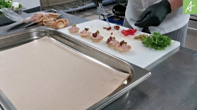 Тарталетка с паштетом из печени и вялеными томатами смотреть онлайн