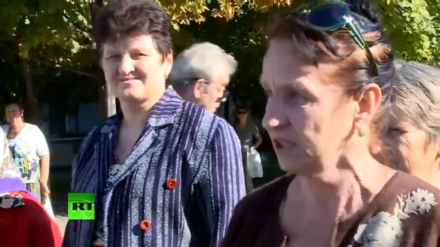 Жители Луганска ждут первые грузовики с гумпомощью, которые пересекли границу и двигаются к городу. смотреть онлайн