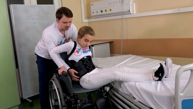 Обучение самостоятельному пересаживанию в кресло коляску. смотреть онлайн