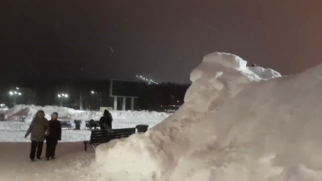 Снежный вечер в парке Гагарина, Южно-Сахалинск. Snowy evening in Gagarin park, Yuzhno-Sakhalinsk. смотреть онлайн