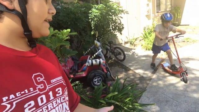 Razor Electric Scooter E100 | Unboxing and Review смотреть онлайн