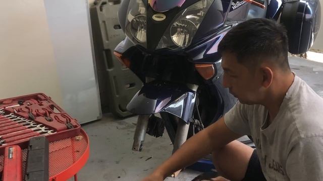 Front wheel installation | Honda VFR смотреть онлайн