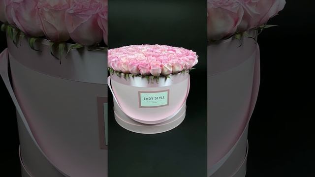 Пионовидные ароматные розы Pink O'Hara в нежно-розовой шляпной коробке размера Grand смотреть онлайн