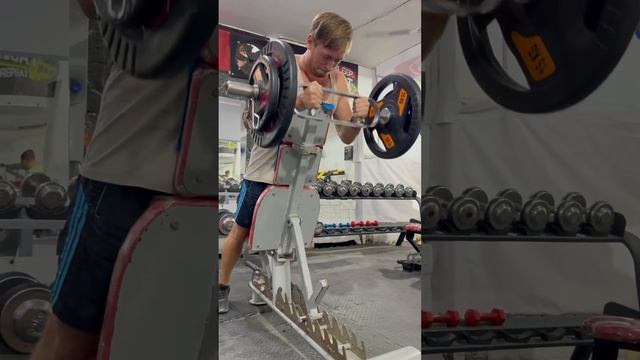 Штанга на бицепс, хват молоток. 48 кг