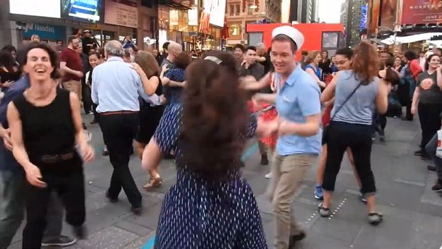 Танцы на Тайм сквер. Танцуют все )))/Dancing on Times Square смотреть онлайн