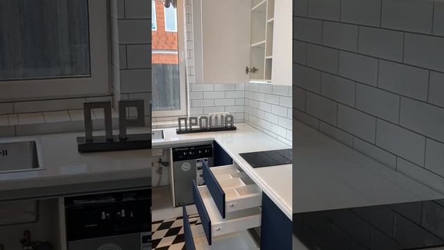 Кухня в коттеджном посёлке Гранит, Агалатово. Бело-синяя матовая кухня. смотреть онлайн