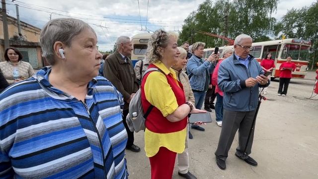 На улицы Кирова вышел троллейбус «Юбилейный» смотреть онлайн